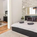 Deluxe Central Elizabeth Apartment Next To New York Cafe